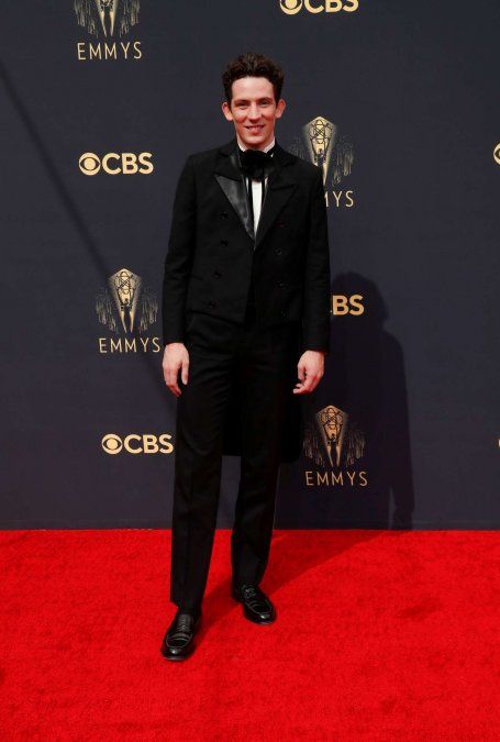 Josh O'Connor: jacket y flor.