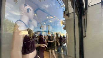 Implante coclear en Santa Fe: maniquíes en Aristóbulo del Valle para visibilizar la hipoacusia.