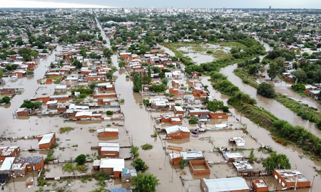 Fotografía aérea de calles inundadas por fuertes lluvias en Bahía Blanca (Argentina). Fotografía aérea de calles inundadas por fuertes lluvias en Bahía Blanca (Argentina).