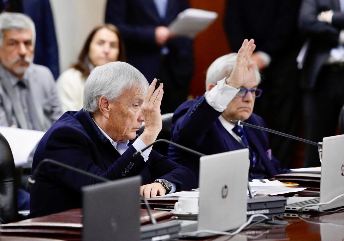 Para la elevación del caso al jurado de enjuiciamiento y su suspensión hasta que finalice ese proceso, se requiere una mayoría especial de 2/3 de los miembros presentes de todo el Cuerpo en reunión Plenaria. Para la elevación del caso al jurado de enjuiciamiento y su suspensión hasta que finalice ese proceso, se requiere una mayoría especial de 2/3 de los miembros presentes de todo el Cuerpo en reunión Plenaria. 