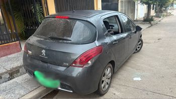 Le robaron a un reconocido mago: rompieron su auto y se llevaron elementos de trabajo