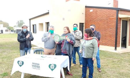 ATE entregó 4 viviendas en Santo Tomé, como parte de un plan de 100 viviendas anuales que se propuso el gremio. ATE entregó 4 viviendas en Santo Tomé, como parte de un plan de 100 viviendas anuales que se propuso el gremio.