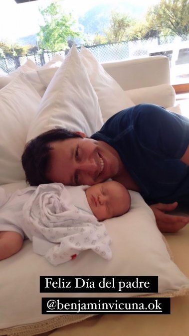 Benjamín Vicuña junto a su hijo Bautista recién nacido.