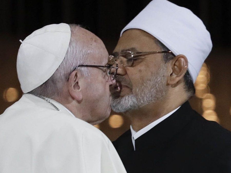 Beso del papa Francisco y el imán musulmán cierra un histórico pacto
