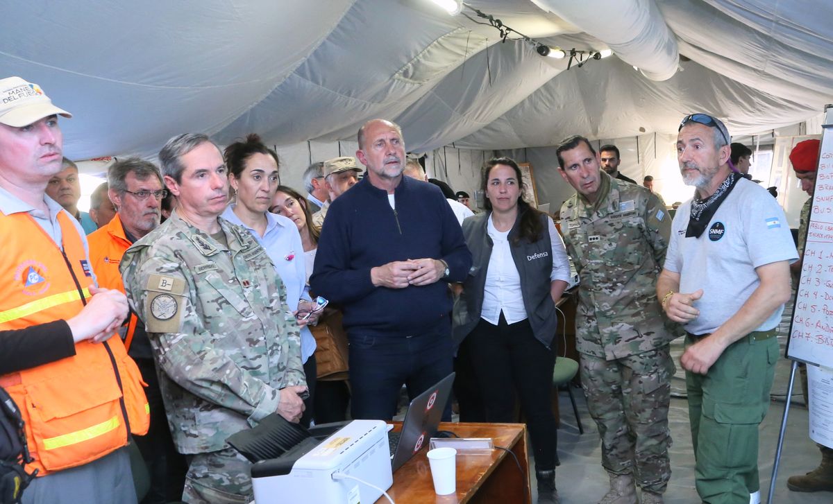 El gobernador recibió un cuadro de situación con imágenes satelitales e información de las tareas desarrolladas por más de 70 brigadistas. "Aquí no cabe espacio para no poner el esfuerzo común y conjunto para obtener el mejor resultado", aseguró.