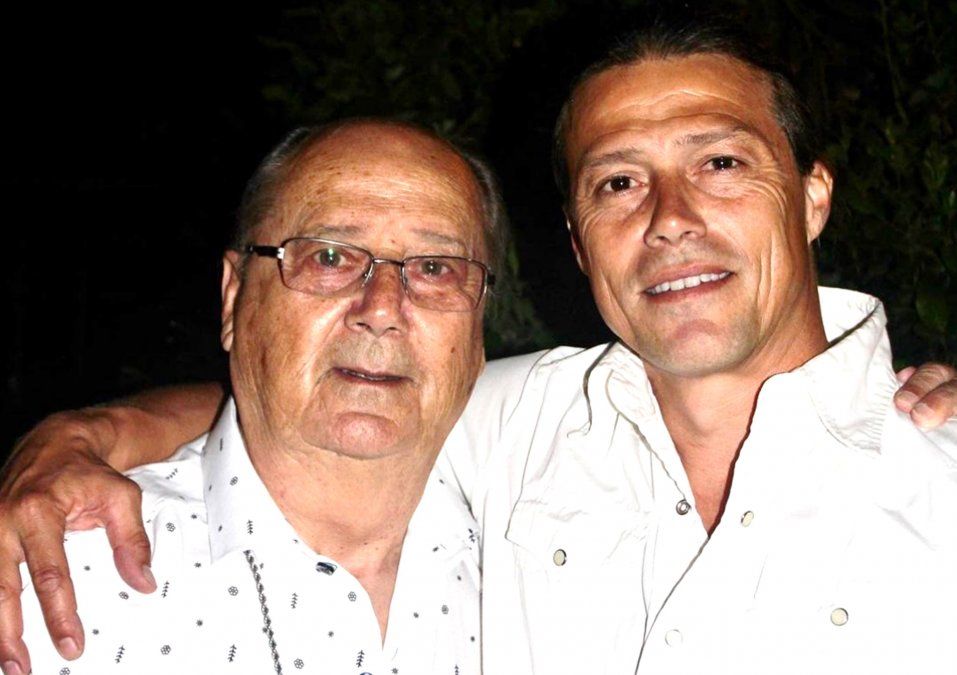Matías Almeyda posa junto a su padre Oscar, quien hace semanas falleció por coronavirus.