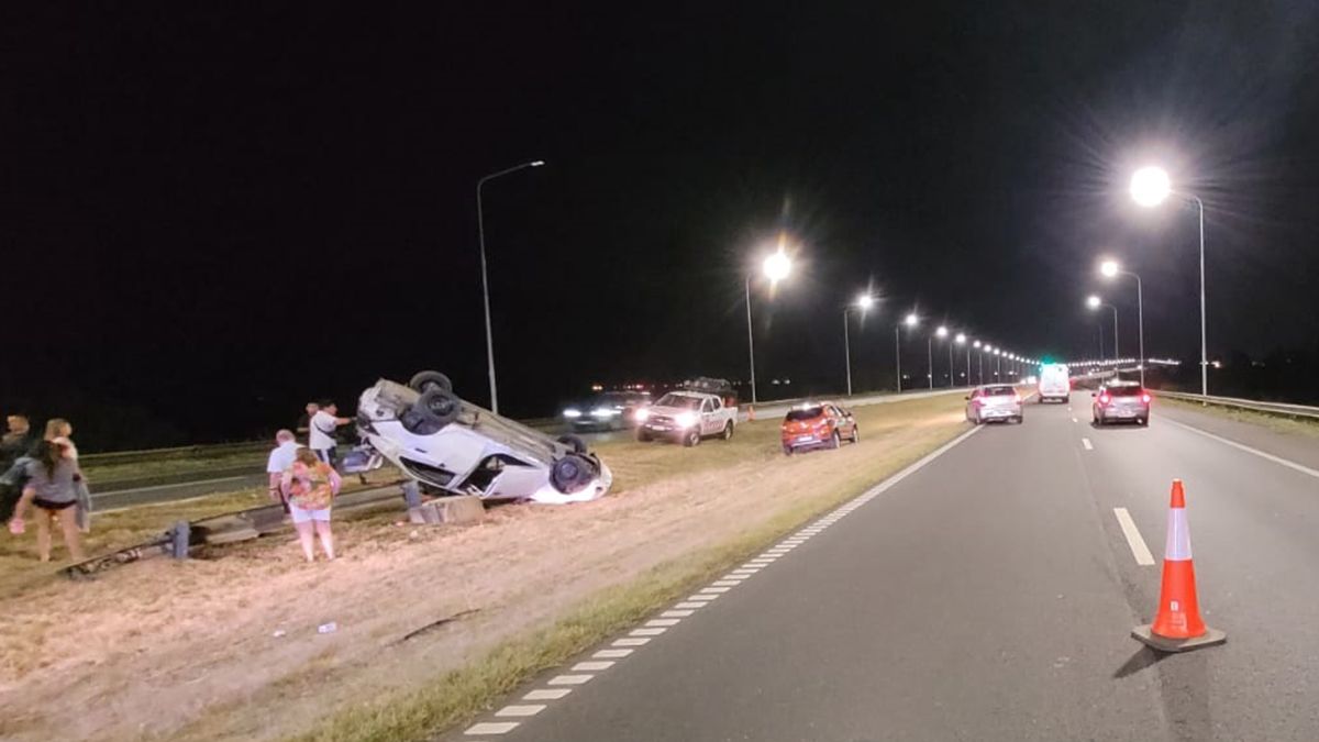 El Chevrolet Cruze se dio vuelta a raíz de una mala maniobra.