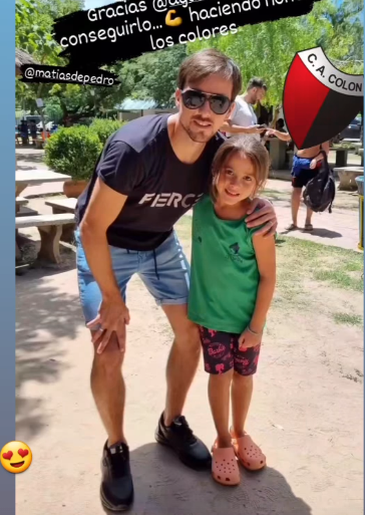 Christian Bernardi con una de las alumnas de la colonia que le pidió una foto. Christian Bernardi con una de las alumnas de la colonia que le pidió una foto.