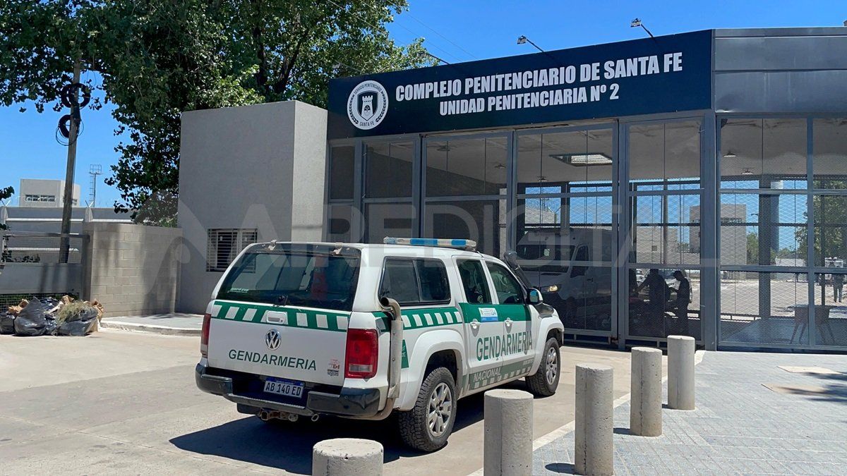 Personal de Gendarmería en el ingreso al penal de la ciudad de Santa Fe. 