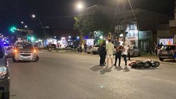 Un accidente de tránsito entre un auto y una moto provocó la hospitalización de una persona este lunes por la tarde noche en Santa Fe.