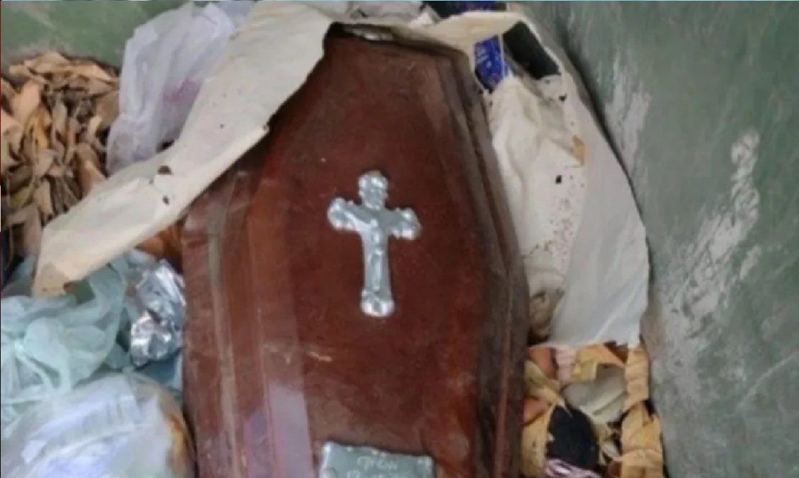 Tiraron el ataúd de un niño a un contendor de basura