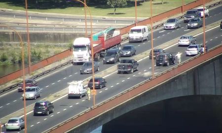 El accidente se produjo sobre el viaducto Oroño, a las 9.40. El accidente se produjo sobre el viaducto Oroño, a las 9.40.