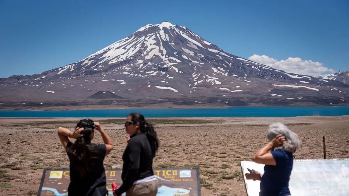 Los eventos masivos generan picos de ocupaci&oacute;n que superan las temporadas altas hist&oacute;ricas, obligando a las ciudades a reconvertir su infraestructura para recibir flujos de turistas ultra-especializados.