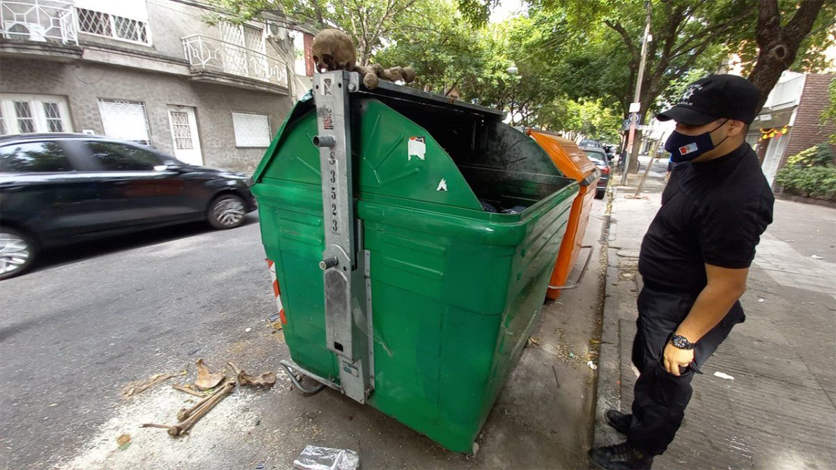 En la calle se observan otros huesos pero no se llegaría a completar el esqueleto humano.