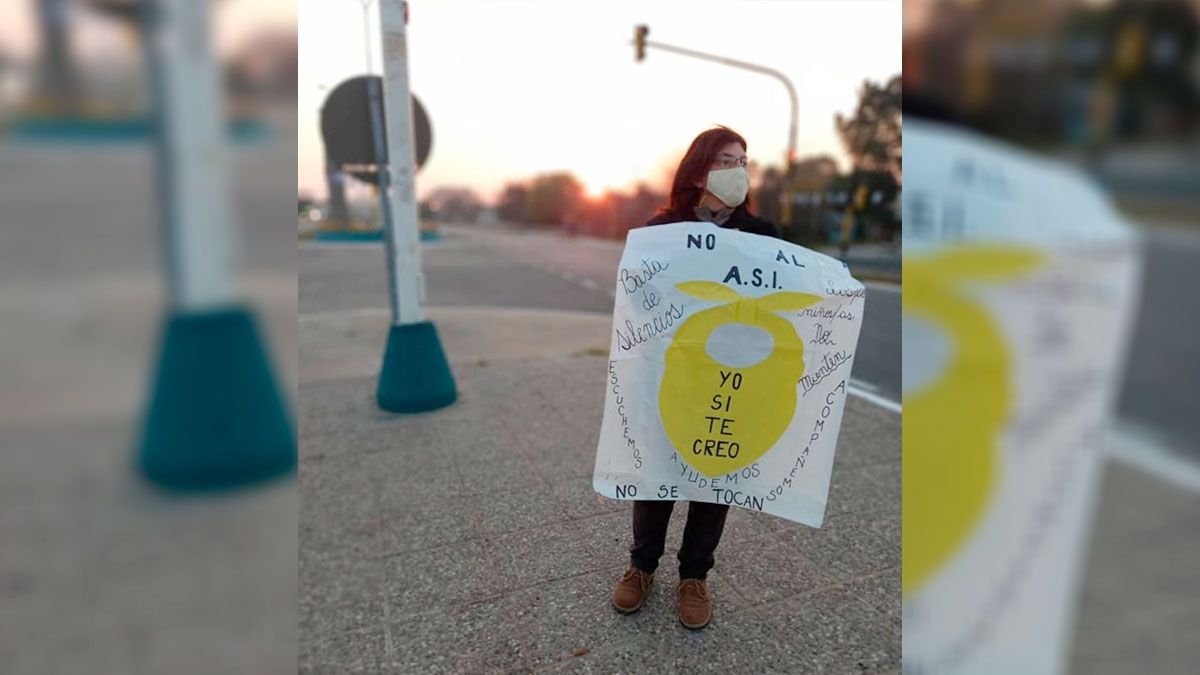 Con este cartel, en julio del 2021, la mamá y hermana de M se pararon en la entrada de Rincón con un cartel para que las vieran las cámaras de AIRE y hacer pública la denuncia de abuso contra M.