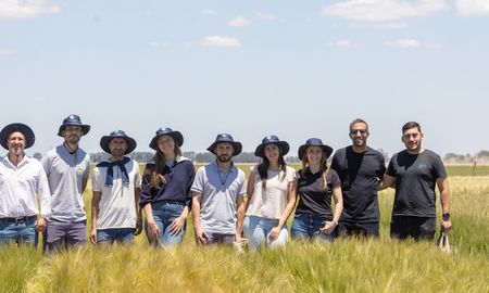 CCU y Boortmalt trabajaron junto a productores locales de Rosario y Bahía Blanca, que adoptaron distintas variedades de cebada y prácticas agrícolas sostenibles. CCU y Boortmalt trabajaron junto a productores locales de Rosario y Bahía Blanca, que adoptaron distintas variedades de cebada y prácticas agrícolas sostenibles.