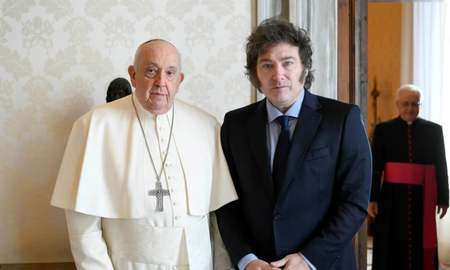 La oposición y ex cancilleres criticaron al presidente Javier Milei por hacerle un desaire al Papa Francisco. La oposición y ex cancilleres criticaron al presidente Javier Milei por hacerle un desaire al Papa Francisco.