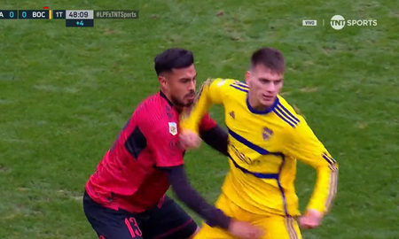 El codazo que metió Kevin Zenón en el partido de Boca con Platense. El codazo que metió Kevin Zenón en el partido de Boca con Platense.