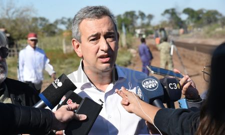 El intendente de Rosario lanzó fuertes críticas hacia el gobierno nacional por haber cerrado una negociación salarial para los choferes de AMBA pero no para los del interior. El intendente de Rosario lanzó fuertes críticas hacia el gobierno nacional por haber cerrado una negociación salarial para los choferes de AMBA pero no para los del interior.