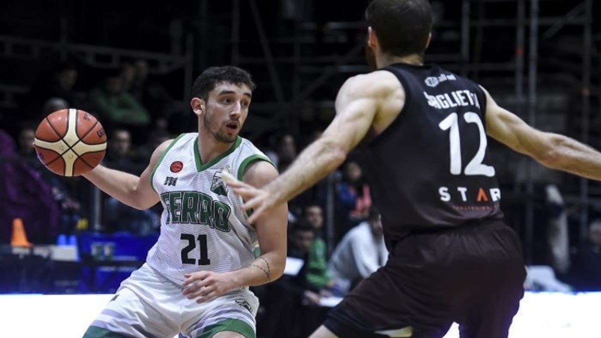 Tomas Spano, basquetbolista de Ferro. Tomas Spano, basquetbolista de Ferro.