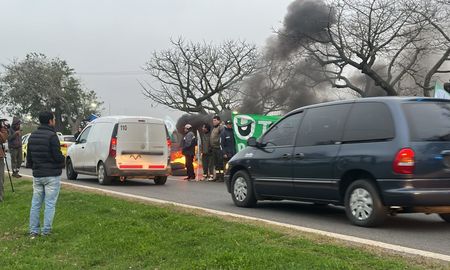 trabajadores de utram cortan la autopista rosario - santa fe y hay demoras en la zona