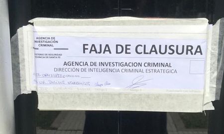 Las oficinas de Vicentín tienen las fajas de clausura en la puerta principal, luego de los allanamientos realizados este lunes. Las oficinas de Vicentín tienen las fajas de clausura en la puerta principal, luego de los allanamientos realizados este lunes.