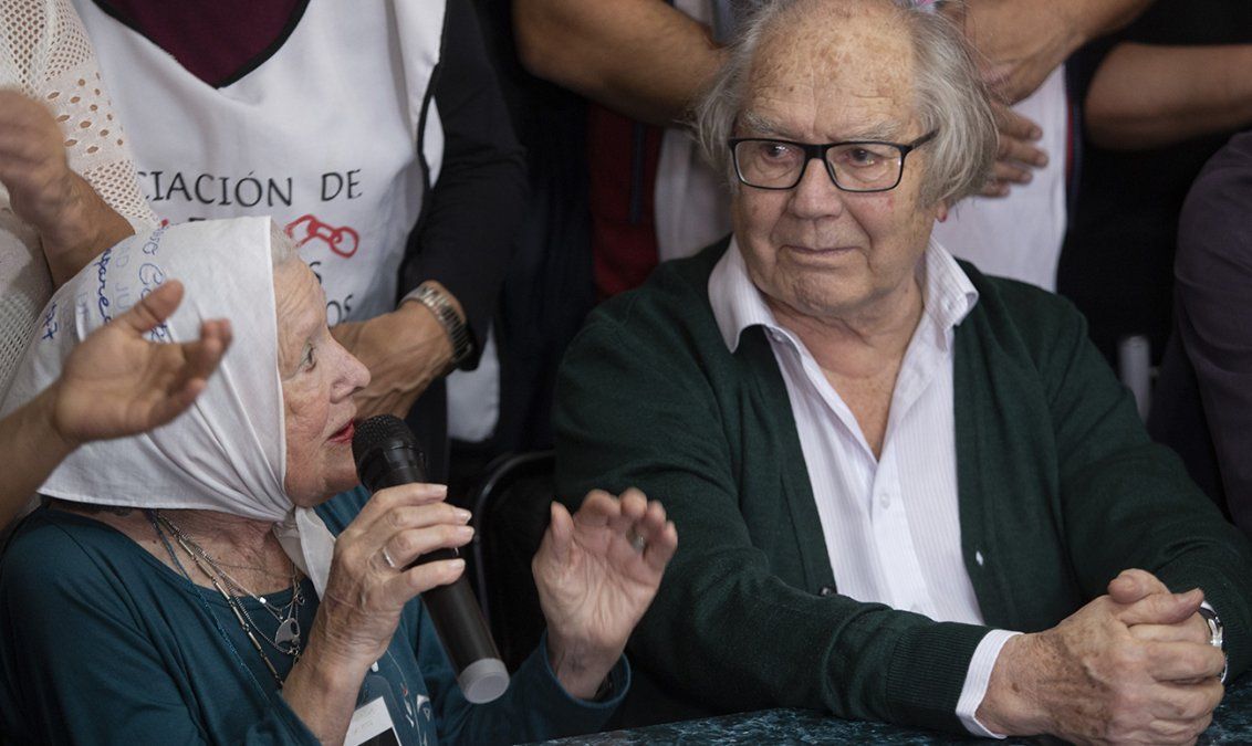 Organizaciones sociales, de DDHH y sindicales durante la conferencia de prensa multisectorial sobre la situación en Chile en 2019. Participaron el Premio Nobel de la Paz, Adolfo Pérez Esquivel y Norita Cortiña de Madres de Plaza de Mayo Línea Fundadora, entre otros.