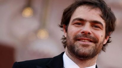 Peter Lanzani publicó una foto en bata tras su cirugía y aclaró cómo está su salud