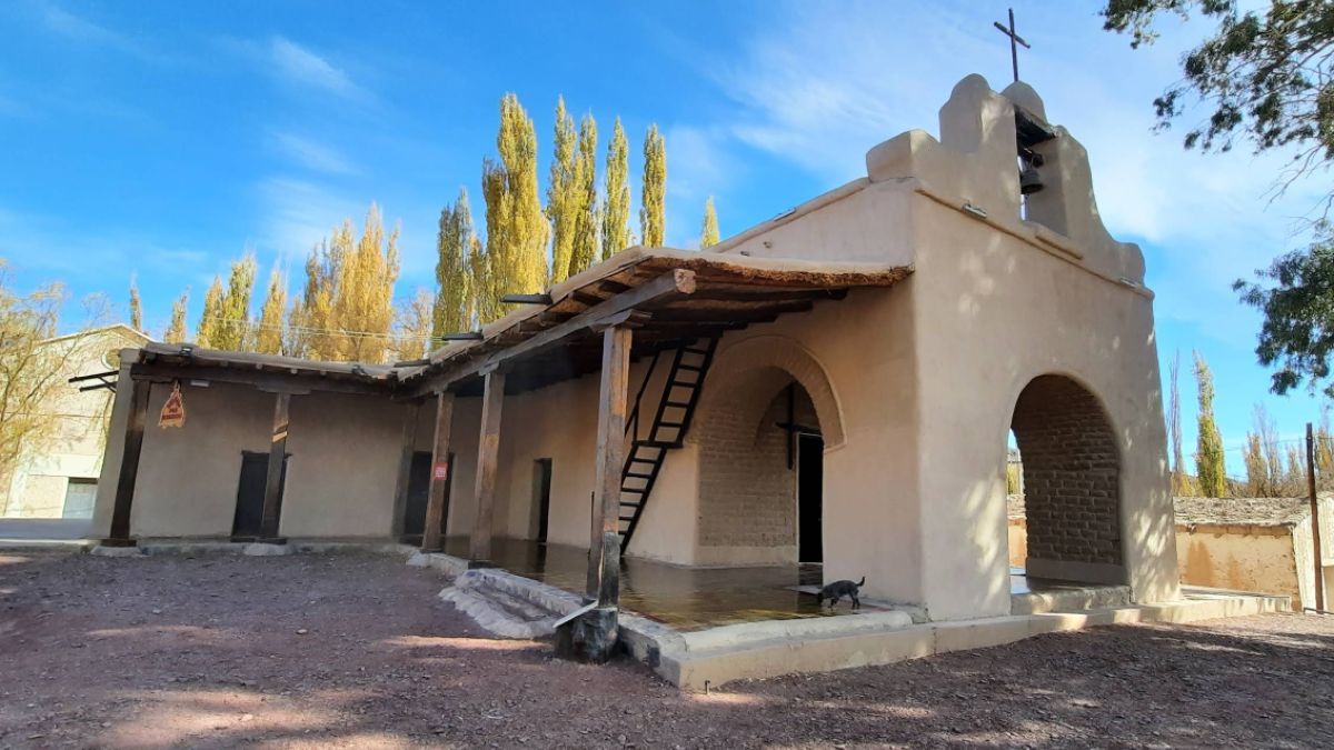 La Capilla de Catalve, construida en 1739, es uno de los principales íconos históricos de Calingasta, que refleja el legado cultural de la zona. La Capilla de Catalve, construida en 1739, es uno de los principales íconos históricos de Calingasta, que refleja el legado cultural de la zona.