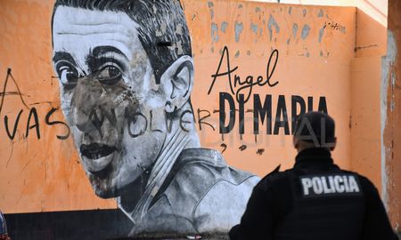 Pintadas sobre un mural en honor a Di María en Rosario: el anuncio previo a las amenazas contra el ex jugador de la Selección Argentina. Pintadas sobre un mural en honor a Di María en Rosario: el anuncio previo a las amenazas contra el ex jugador de la Selección Argentina.