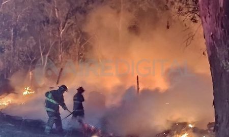 Los bomberos trabajaron durante la madrugada del martes para controlar las llamas en el predio del ACSF. Los bomberos trabajaron durante la madrugada del martes para controlar las llamas en el predio del ACSF.