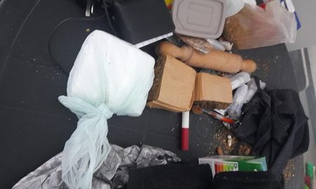 Cocaína y marihuana. Los trozos que intentaba ingresar el narcoagente. Cocaína y marihuana. Los trozos que intentaba ingresar el narcoagente.