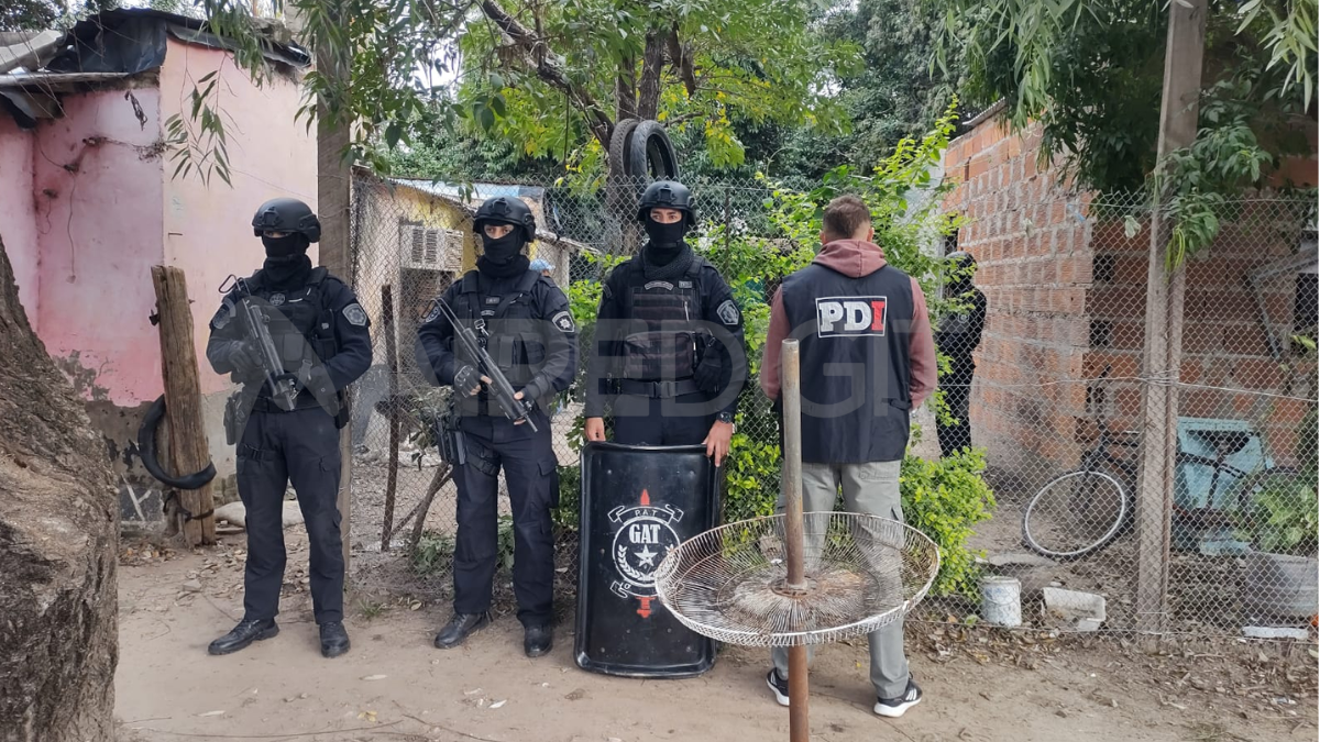 Tres personas detenidas en allanamientos en el barrio Luján de Romang. Tres personas detenidas en allanamientos en el barrio Luján de Romang.
