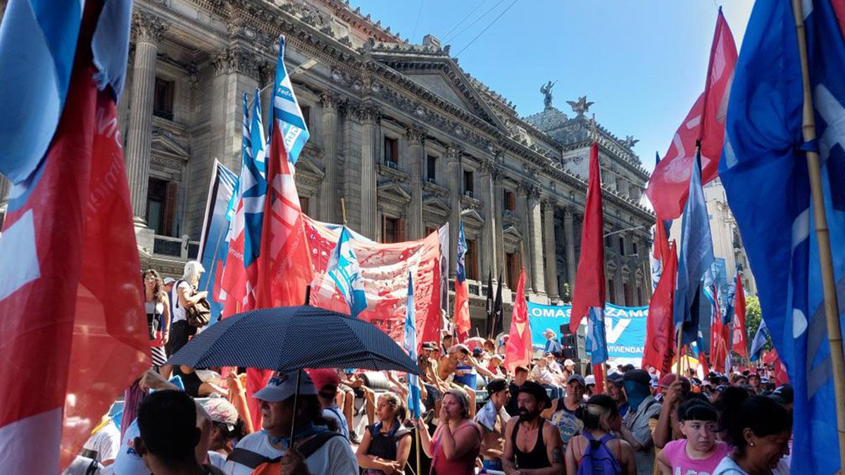 Militantes kirchneristas se concentran en las inmediaciones de los tribunales federales de Comodoro Py