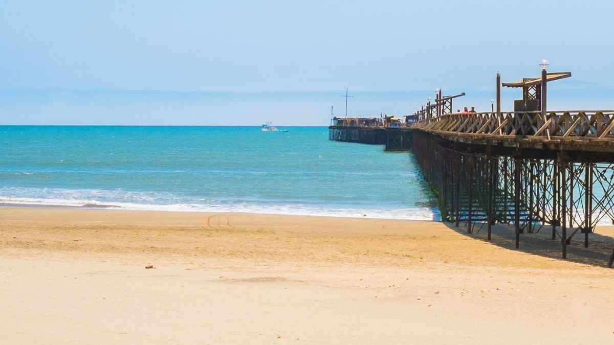 Quienes visiten Chiclayo no pueden pasar por alto el balneario de Pimentel, un atractivo costero con playas extensas que es perfecto para los amantes del mar y el deporte acuático. Quienes visiten Chiclayo no pueden pasar por alto el balneario de Pimentel, un atractivo costero con playas extensas que es perfecto para los amantes del mar y el deporte acuático.