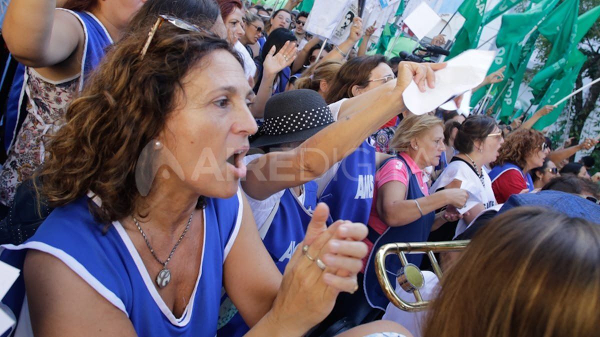 Multitudinaria movilización de docentes en la primera jornada de paro