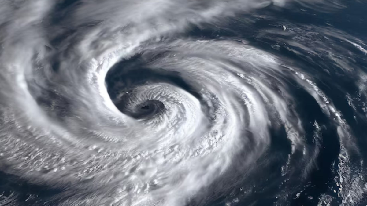 Alertas activas por el avance del ciclón en varias regiones del país.