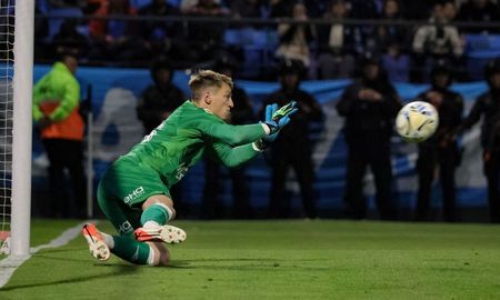 Thiago Cardozo figura en Belgrano: el insólito penal que le atajó al Pipa Benedetto y su festejo. Thiago Cardozo figura en Belgrano: el insólito penal que le atajó al Pipa Benedetto y su festejo.