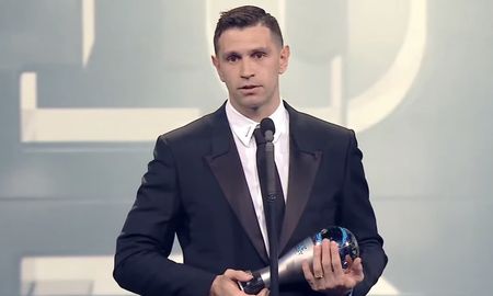 emiliano martinez regreso a aston villa y poso con el premio the best emiliano martinez regreso a aston villa y poso con el premio the best