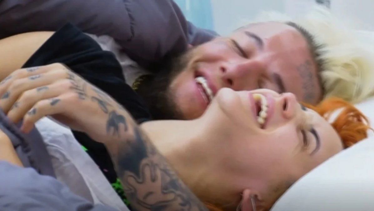 El hijo del exfutbolista habló con Majo Martino y Sabrina Carballo sobre qué pasó la noche que durmió con la bailarina en El Hotel de los Famosos.