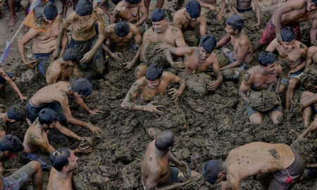 Una multitud participó de la tradicional batalla de bostas de vaca Una multitud participó de la tradicional batalla de bostas de vaca