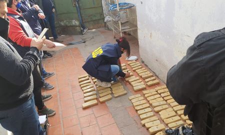 Los panes de marihuana que fueron encontrados por los investigadores en una vivienda de Alberti al 4000. Los panes de marihuana que fueron encontrados por los investigadores en una vivienda de Alberti al 4000.