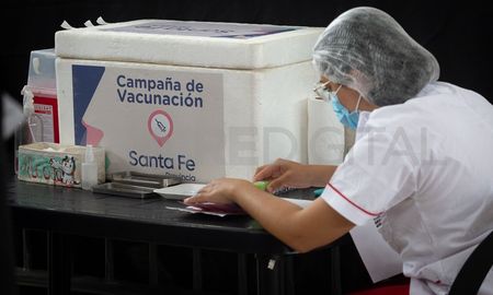 El Ministerio de Salud, recomendaron a las personas que hayan superado los 120 días de su última vacuna que se apliquen una nueva dosis. El Ministerio de Salud, recomendaron a las personas que hayan superado los 120 días de su última vacuna que se apliquen una nueva dosis.