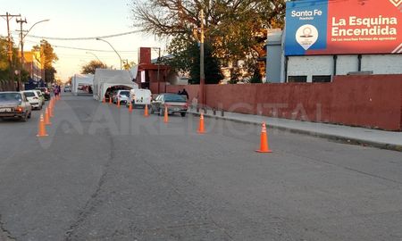 El operativo de vacunación se suspendió por cuestiones logísticas. El Ministerio de Salud confirmó que se retomará este martes en el predio de avenida Facundo Zuviría, sin embargo no hay precisión en torno a cuándo se pondrá en marcha en el CEF. El operativo de vacunación se suspendió por cuestiones logísticas. El Ministerio de Salud confirmó que se retomará este martes en el predio de avenida Facundo Zuviría, sin embargo no hay precisión en torno a cuándo se pondrá en marcha en el CEF.