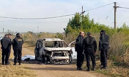 brutal crimen rosario: hallaron a una mujer acribillada junto a un auto incinerado brutal crimen rosario: hallaron a una mujer acribillada junto a un auto incinerado