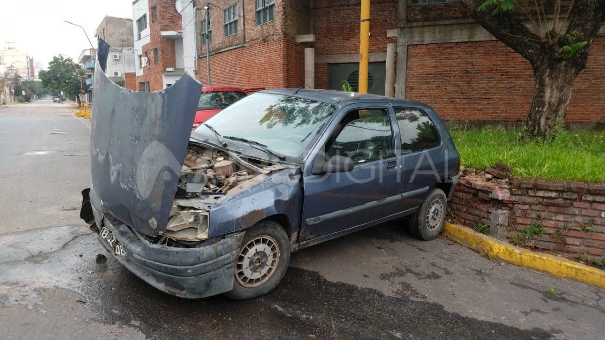 El dueño de este vehículo lo dejó chocado en el lugar porque tenía que llegar a su trabajo