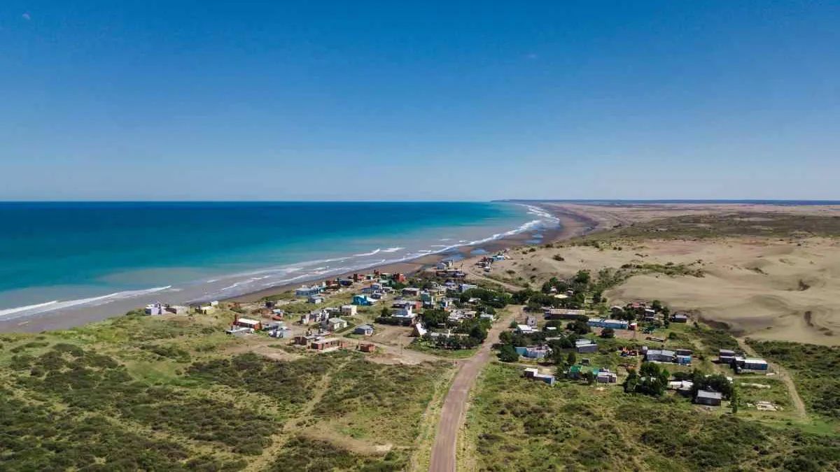 Bahía Creek ofrece playas amplias de arena fina y un mar calmo que define la identidad del pueblo.