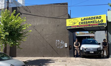 El lavadero se encuentra ubicado en Ángel Cassanello al 2500 y fue allanado por agentes de la AIC y Prefectura que colaboró. El lavadero se encuentra ubicado en Ángel Cassanello al 2500 y fue allanado por agentes de la AIC y Prefectura que colaboró.