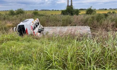 El siniestro ocurrió en el norte de la provincia de Santa Fe. El conductor aseguró que se le reventó un neumático. El siniestro ocurrió en el norte de la provincia de Santa Fe. El conductor aseguró que se le reventó un neumático.