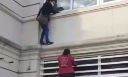 video: la mujer arana que se trepo en el hospital muniz para ver a un familiar con covid video: la mujer arana que se trepo en el hospital muniz para ver a un familiar con covid